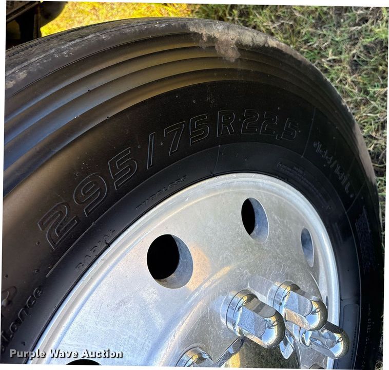 image for item DM1920 2007 Western Star 4900 semi truck