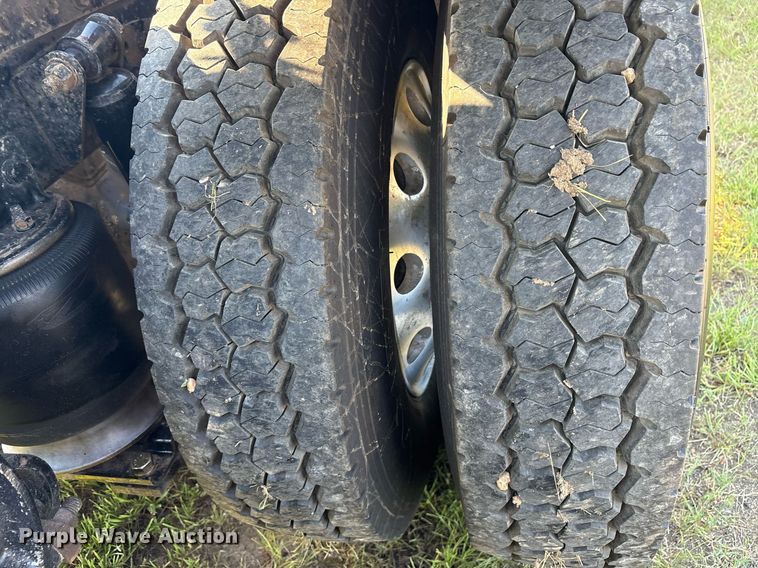 image for item DM1920 2007 Western Star 4900 semi truck