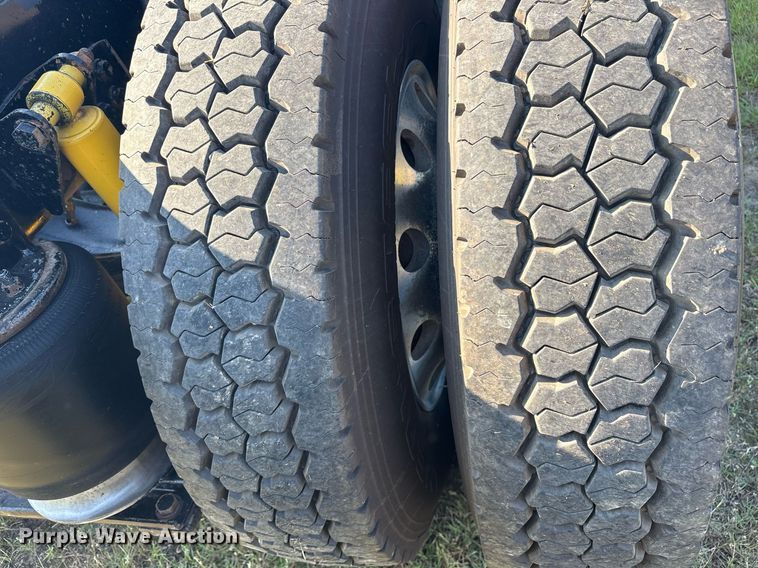 image for item DM1920 2007 Western Star 4900 semi truck