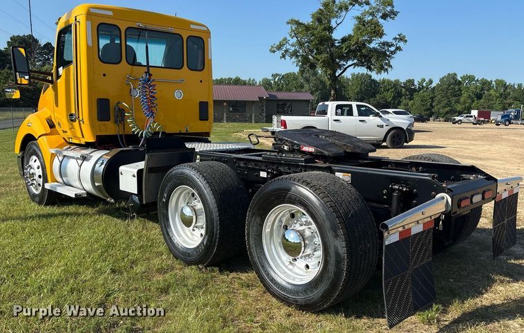 image for item DM1921 2019 Kenworth T680 semi truck