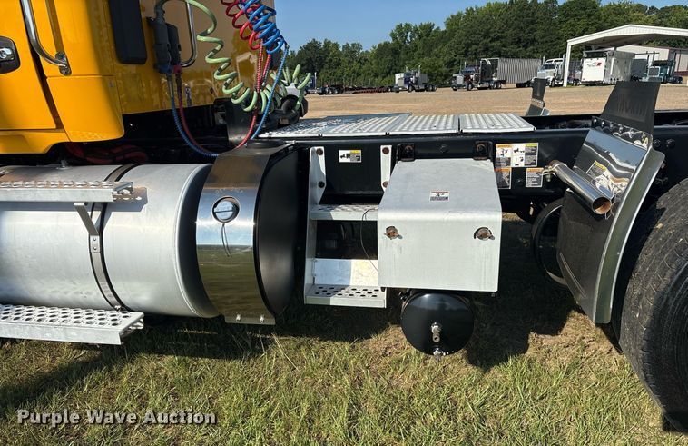 image for item DM1921 2019 Kenworth T680 semi truck