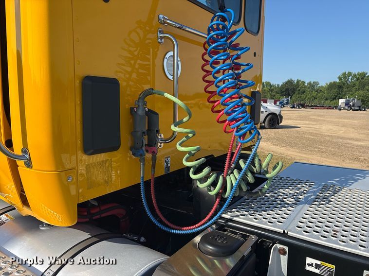 image for item DM1921 2019 Kenworth T680 semi truck