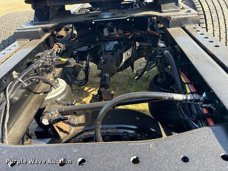 image for item DM1921 2019 Kenworth T680 semi truck