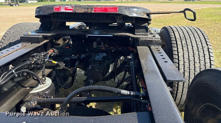 image for item DM1921 2019 Kenworth T680 semi truck