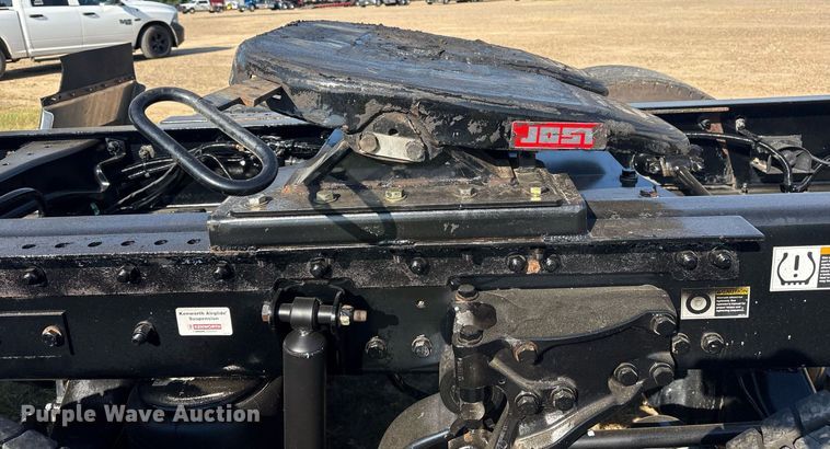 image for item DM1921 2019 Kenworth T680 semi truck