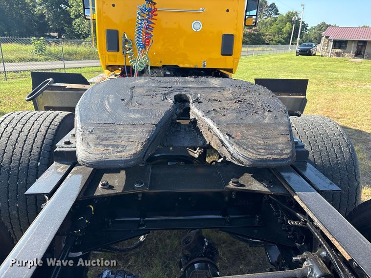 image for item DM1921 2019 Kenworth T680 semi truck