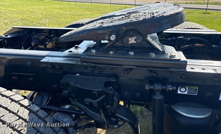 image for item DM1921 2019 Kenworth T680 semi truck