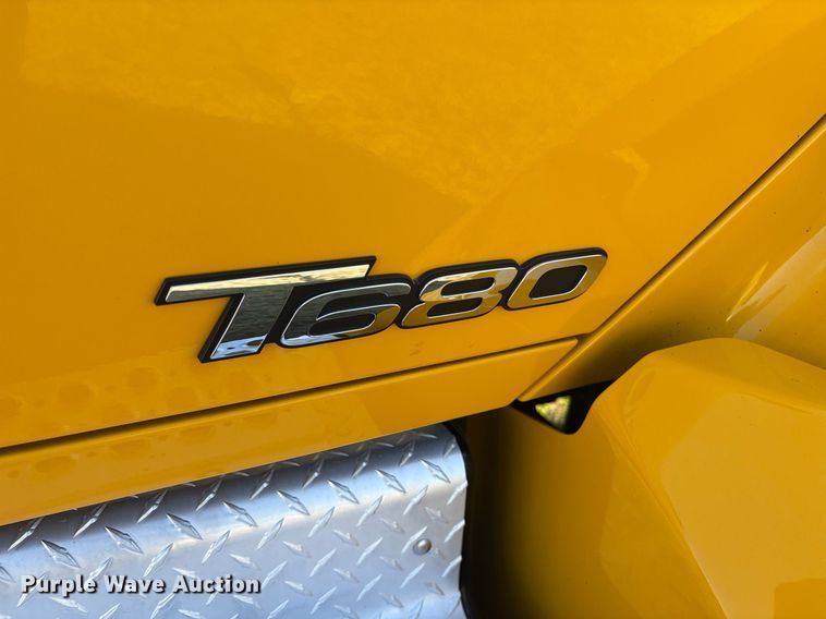 image for item DM1921 2019 Kenworth T680 semi truck