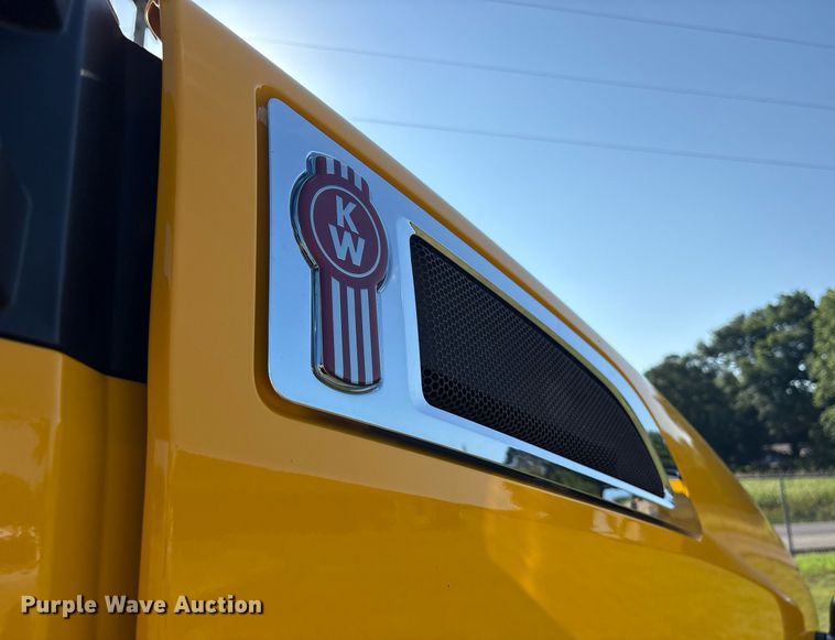 image for item DM1921 2019 Kenworth T680 semi truck