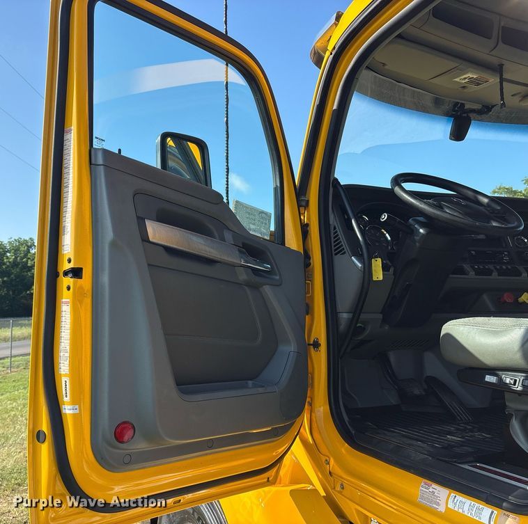 image for item DM1921 2019 Kenworth T680 semi truck