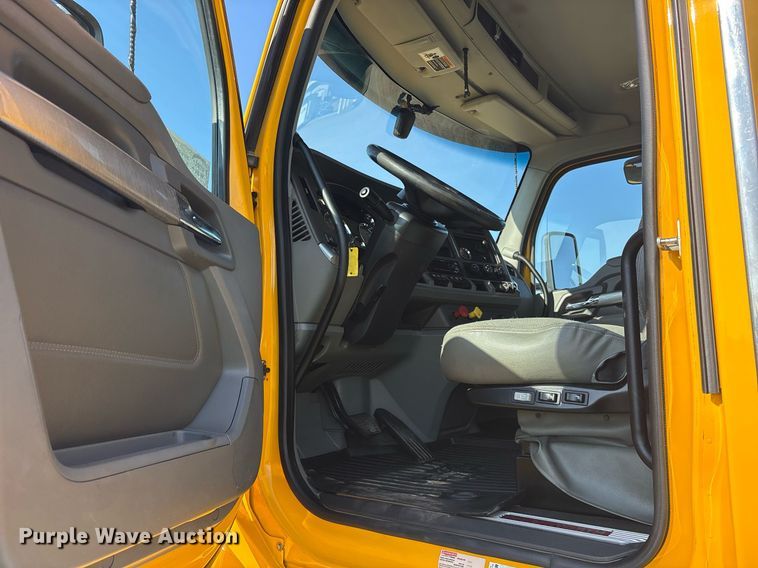 image for item DM1921 2019 Kenworth T680 semi truck