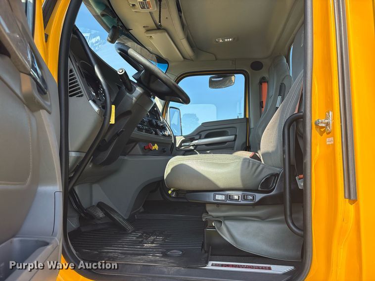 image for item DM1921 2019 Kenworth T680 semi truck