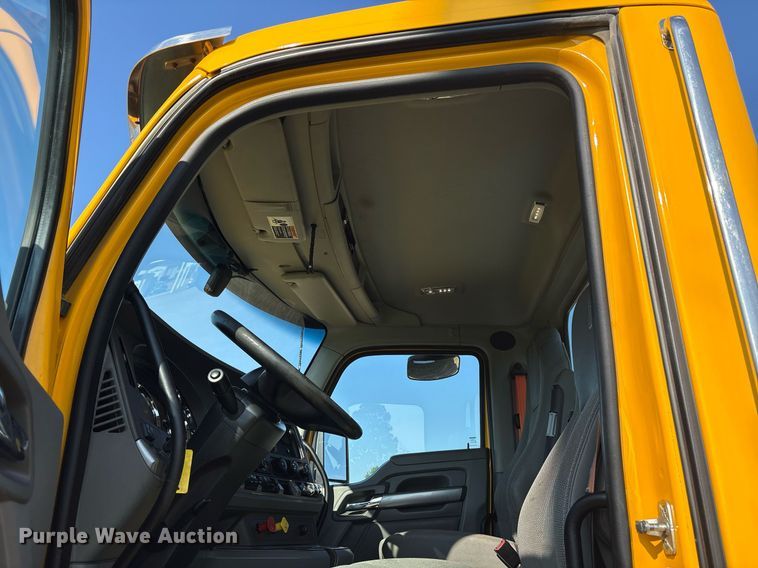 image for item DM1921 2019 Kenworth T680 semi truck