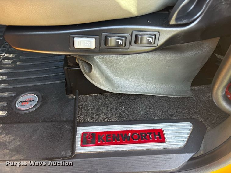 image for item DM1921 2019 Kenworth T680 semi truck