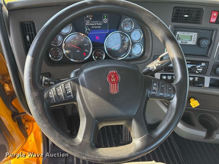 image for item DM1921 2019 Kenworth T680 semi truck