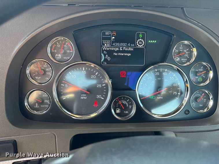 image for item DM1921 2019 Kenworth T680 semi truck