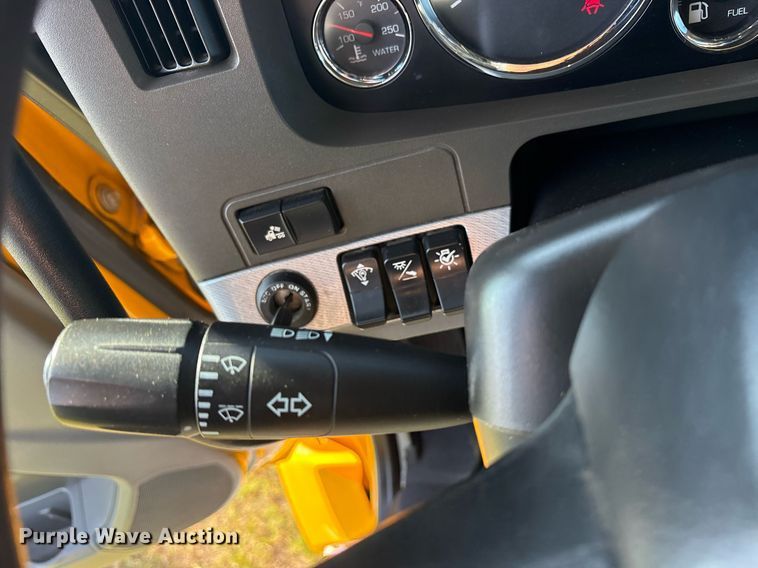 image for item DM1921 2019 Kenworth T680 semi truck