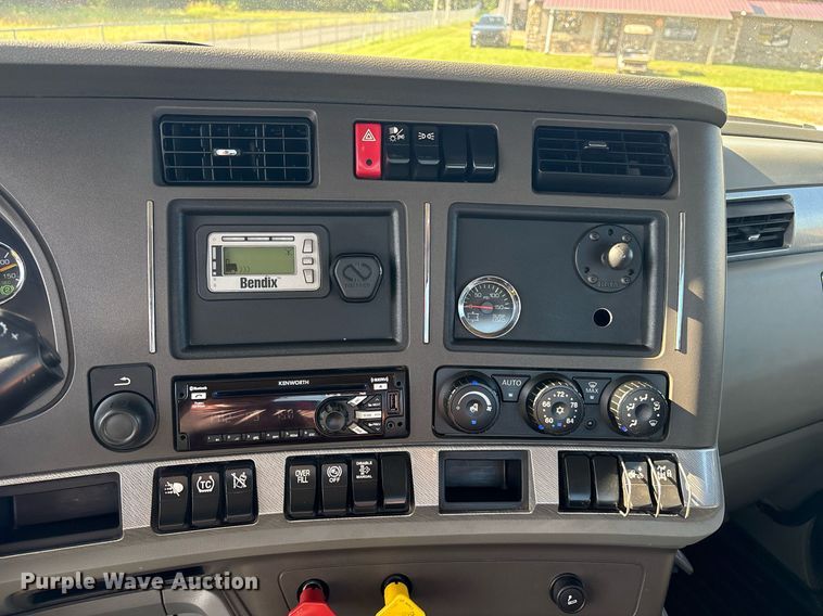 image for item DM1921 2019 Kenworth T680 semi truck