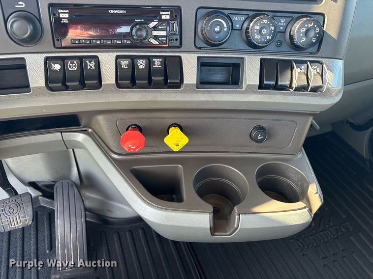 image for item DM1921 2019 Kenworth T680 semi truck