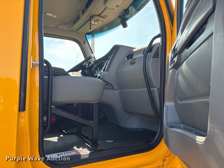 image for item DM1921 2019 Kenworth T680 semi truck