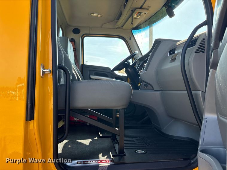 image for item DM1921 2019 Kenworth T680 semi truck