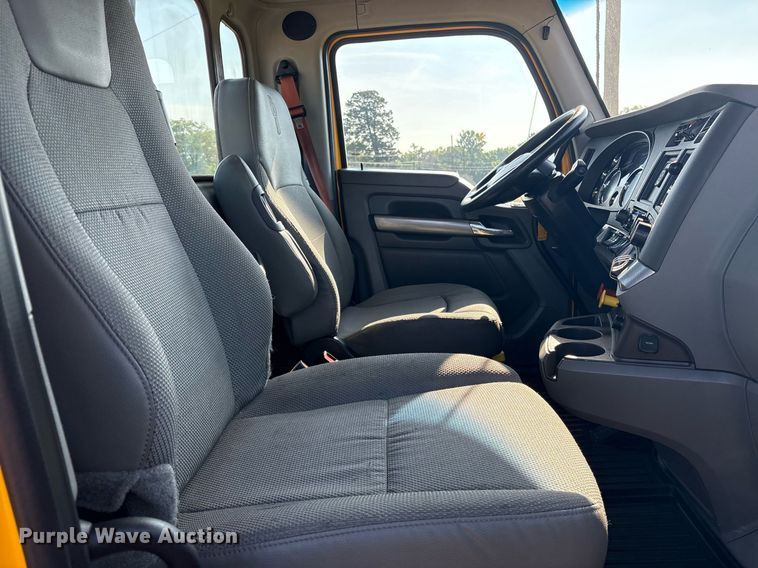 image for item DM1921 2019 Kenworth T680 semi truck