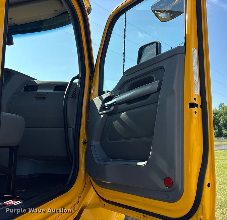 image for item DM1921 2019 Kenworth T680 semi truck