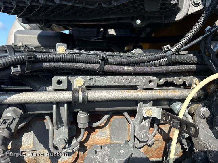 image for item DM1921 2019 Kenworth T680 semi truck