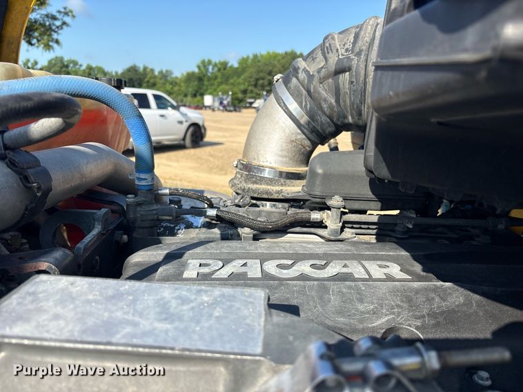 image for item DM1921 2019 Kenworth T680 semi truck