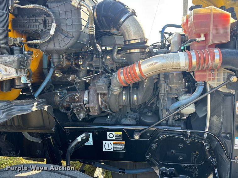 image for item DM1921 2019 Kenworth T680 semi truck