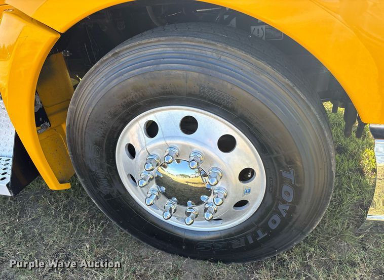 image for item DM1921 2019 Kenworth T680 semi truck