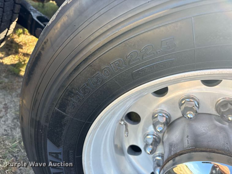 image for item DM1921 2019 Kenworth T680 semi truck