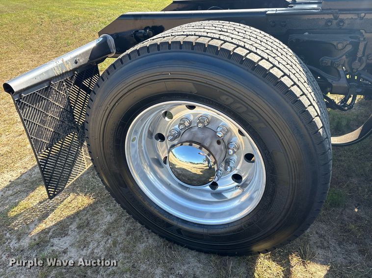 image for item DM1921 2019 Kenworth T680 semi truck