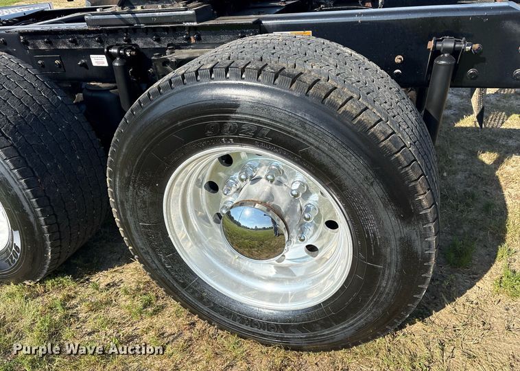 image for item DM1921 2019 Kenworth T680 semi truck