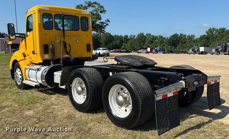 image for item DM1922 2020 Kenworth T680 semi truck