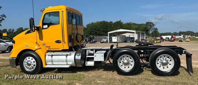 image for item DM1922 2020 Kenworth T680 semi truck
