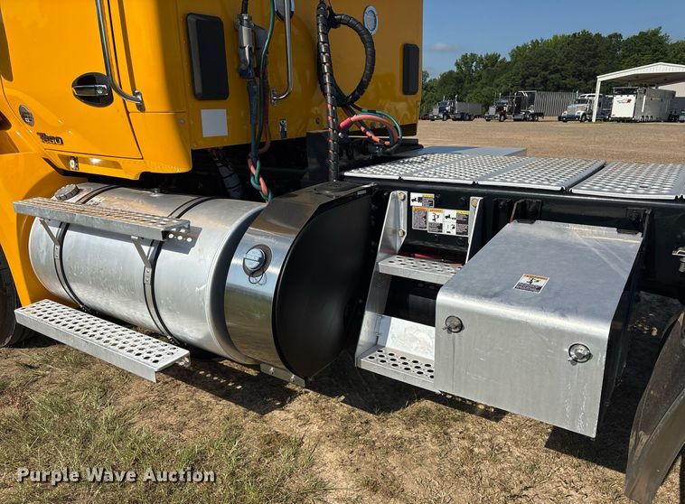 image for item DM1922 2020 Kenworth T680 semi truck