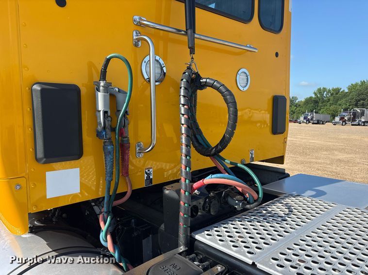 image for item DM1922 2020 Kenworth T680 semi truck