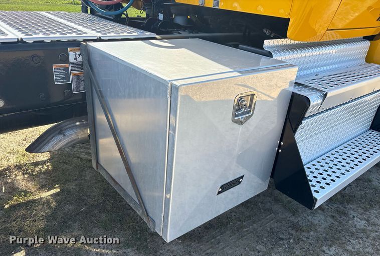 image for item DM1922 2020 Kenworth T680 semi truck