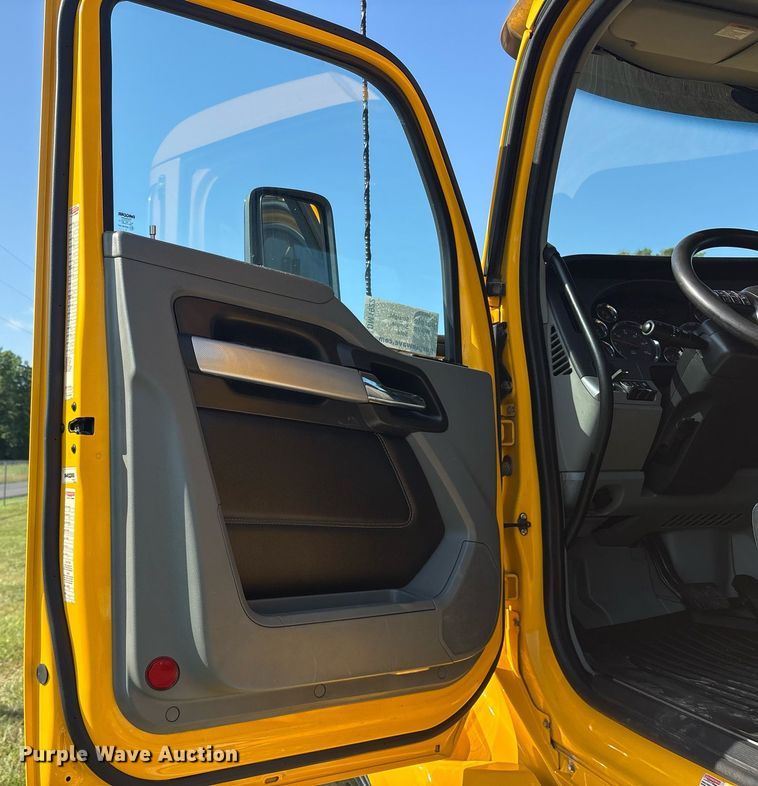 image for item DM1922 2020 Kenworth T680 semi truck