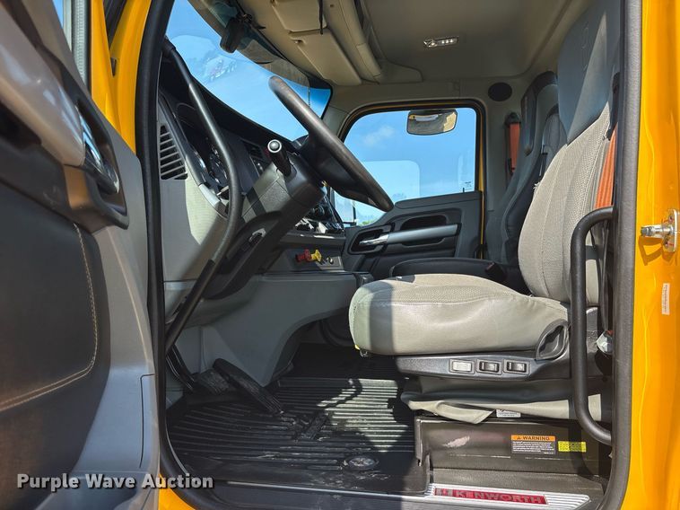 image for item DM1922 2020 Kenworth T680 semi truck