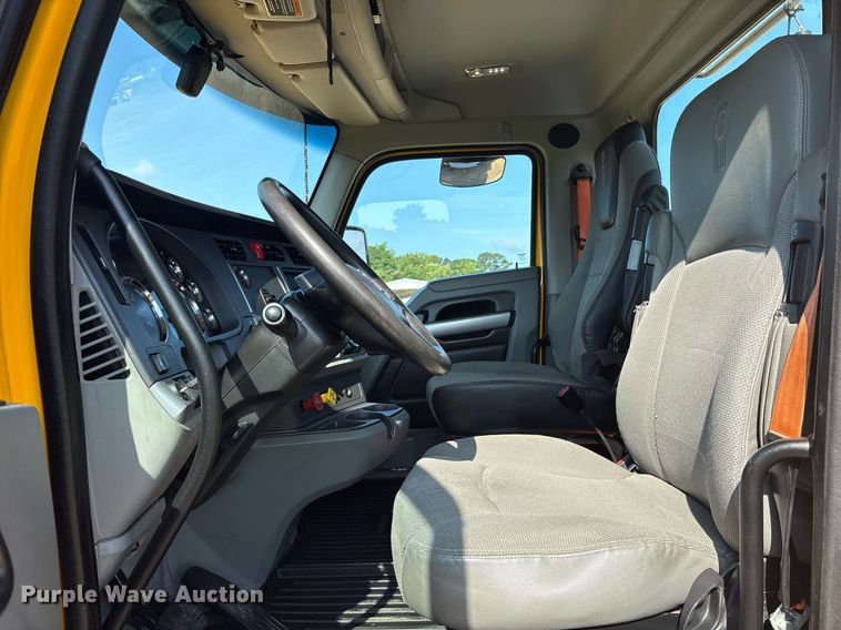 image for item DM1922 2020 Kenworth T680 semi truck