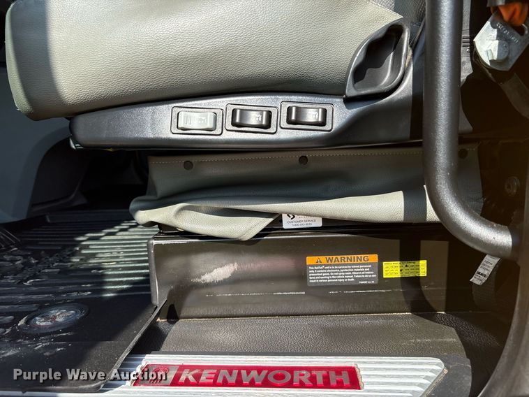 image for item DM1922 2020 Kenworth T680 semi truck