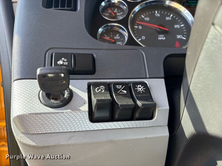 image for item DM1922 2020 Kenworth T680 semi truck