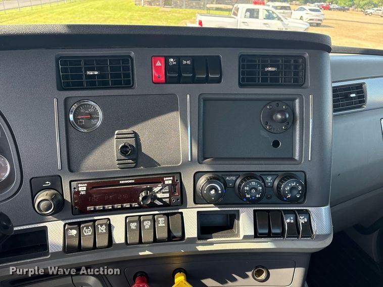 image for item DM1922 2020 Kenworth T680 semi truck