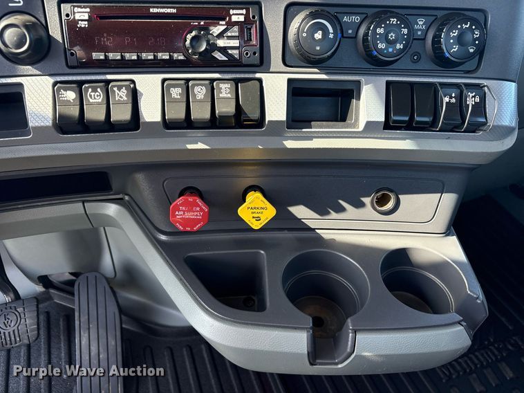 image for item DM1922 2020 Kenworth T680 semi truck