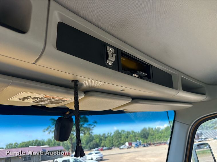 image for item DM1922 2020 Kenworth T680 semi truck