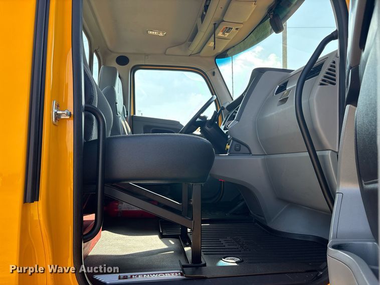 image for item DM1922 2020 Kenworth T680 semi truck