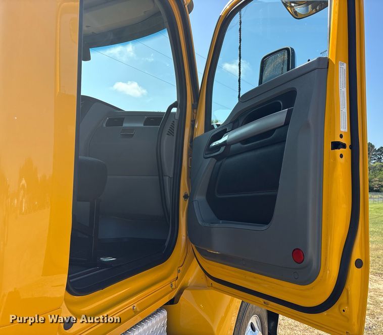 image for item DM1922 2020 Kenworth T680 semi truck