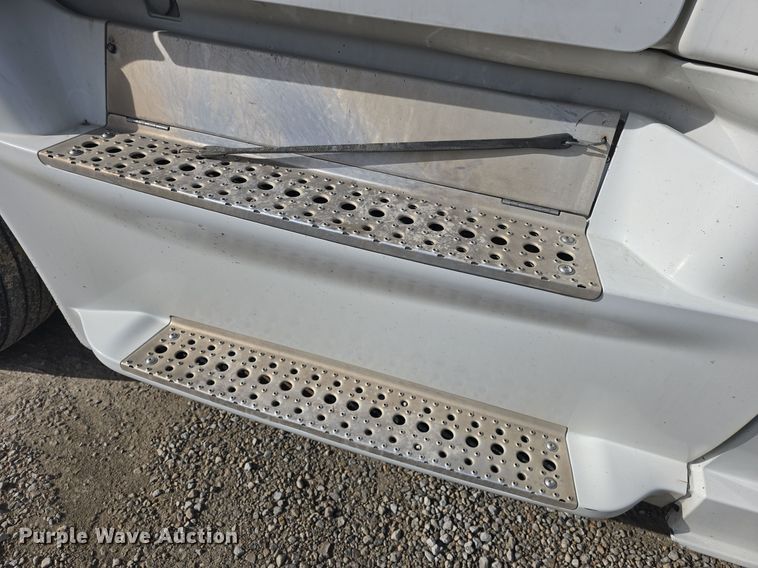 image for item DO7741 2014 Freightliner Cascadia semi truck